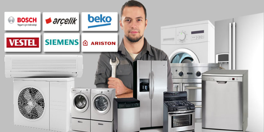 Teknik servis personeli beyaz eşya tamiri yapıyor